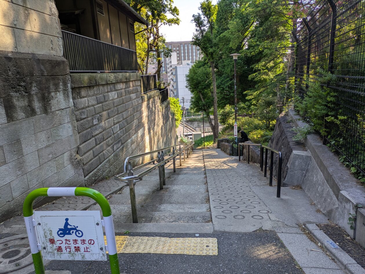 肥後細川庭園横のすごい階段