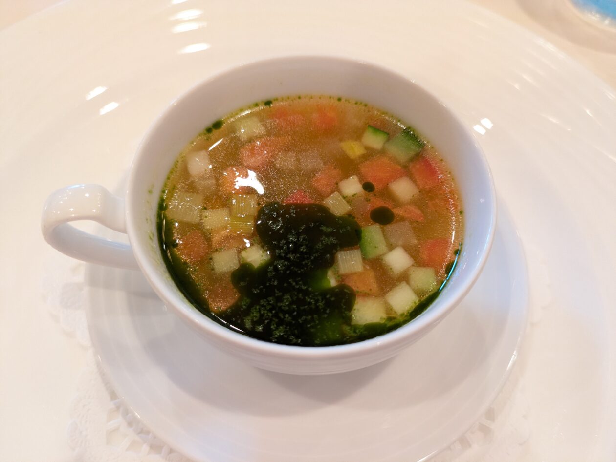 アルピーノのスープ「完熟トマトとバジル香る夏野菜のスープ・オ・ピストゥ」